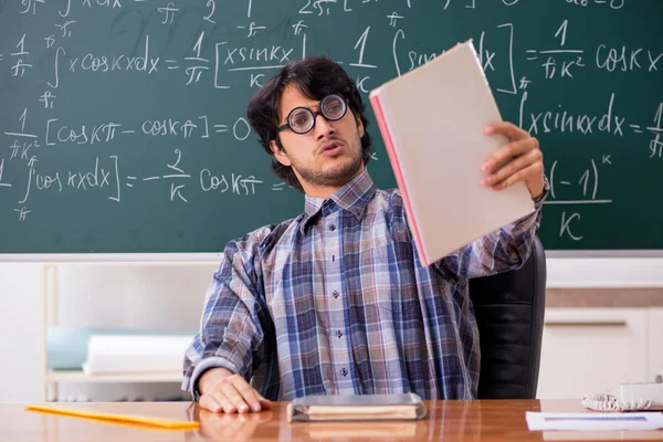 Engraçado professor de matemática masculino na sala de aula — Fotografia de Stock