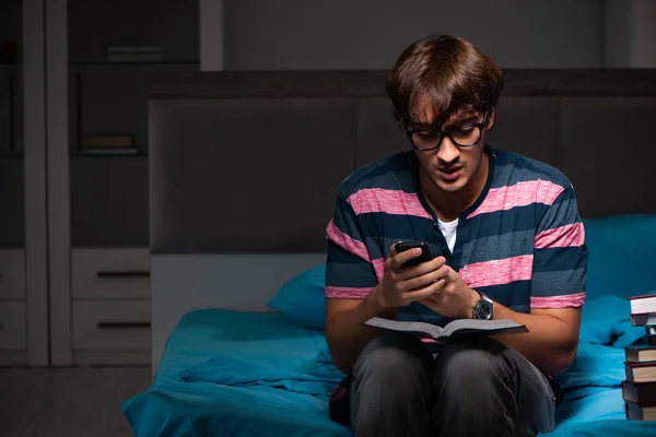 Jonge knappe student bereidt zich voor op examens 's nachts — Stockfoto