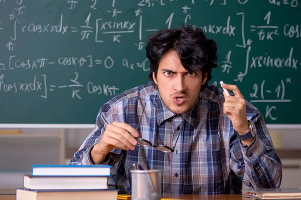 Legrační muž matematiku v učebně — Stock fotografie