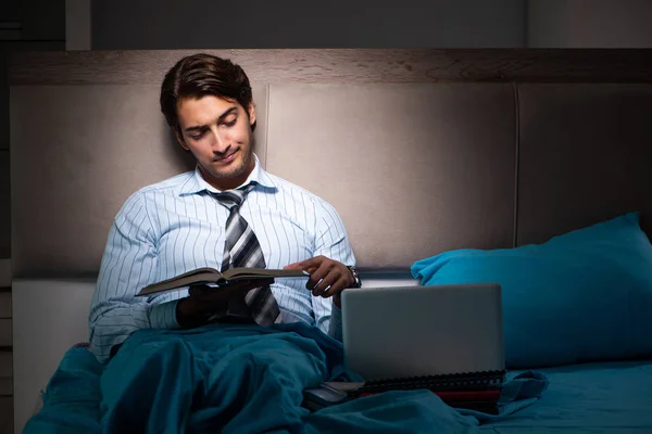 Empresário cansado trabalhando horas extras em casa à noite — Fotografia de Stock