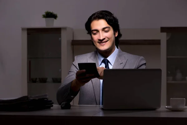 Jeune employé beau et trop de travail dans le bureau — Photo