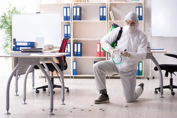 Contratante profissional fazendo controle de pragas no escritório — Fotografia de Stock