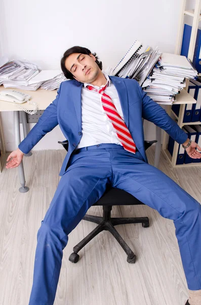 Empleado joven empresario infeliz con el trabajo excesivo — Foto de Stock