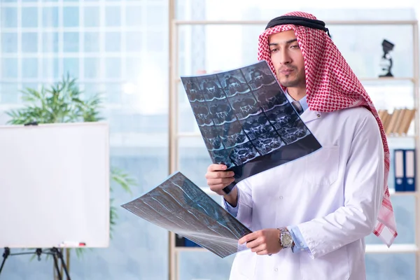 Arabiska läkare radiolog arbetar på kliniken — Stockfoto