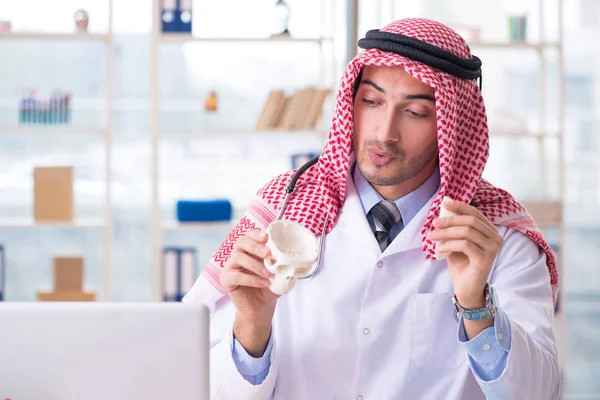 Arab doctor with humans skull — Stock Photo, Image