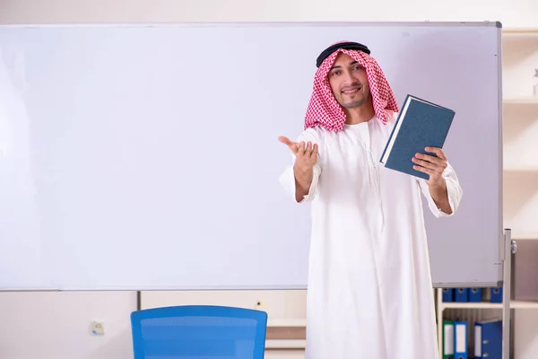 Arab teacher in front of whiteboard — Stock Photo, Image