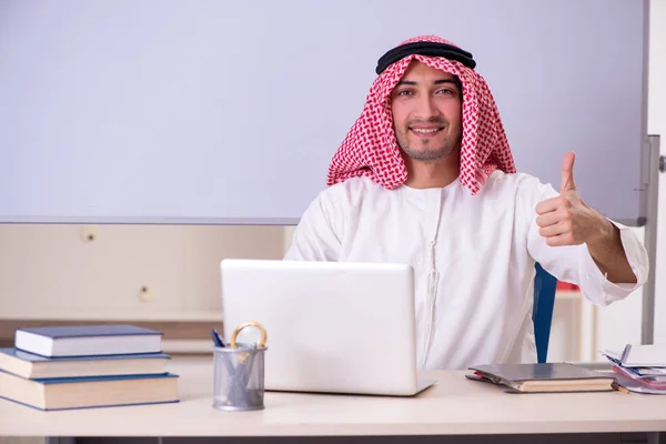 Arab teacher in front of whiteboard — Stock Photo, Image