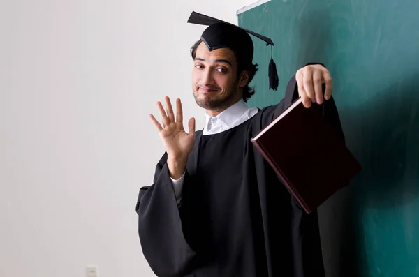 Graduate student voor green board — Stockfoto