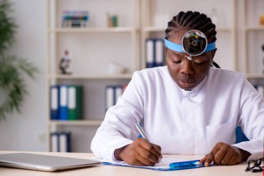 Siyah kadın doktor Kliniği'nde çalışan 