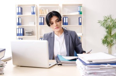 Orta yaşlı businesslady aşırı çalışma ile mutsuz 