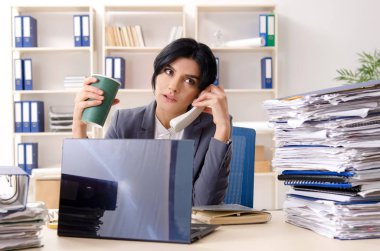 Orta yaşlı businesslady aşırı çalışma ile mutsuz 