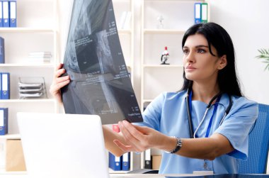 Klinikte çalışan kadın doktor radyolog 