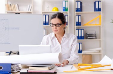 ofiste çalışan kadın mimar 