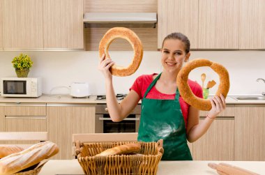 Mutfakta çalışan genç kadın baker 