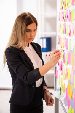 Çakışan öncelikleri kavram genç güzel businesslady 