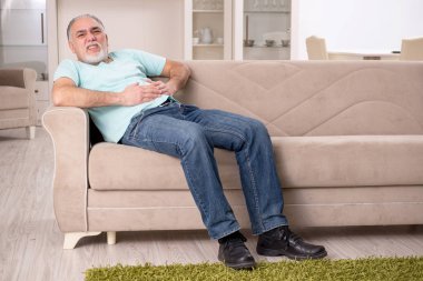 Beyaz sakallı yaşlı adam evde acı 