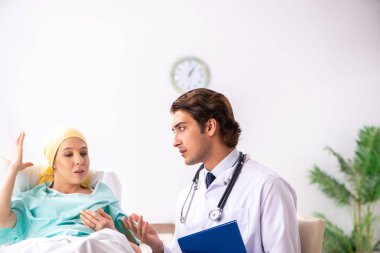 Genç yakışıklı doktor ziyaret kadın Onkoloji hasta 