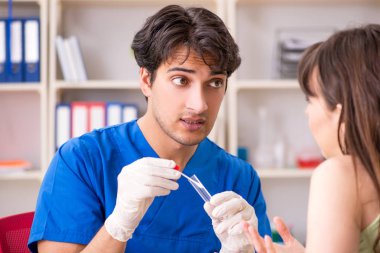 Doktor Kliniği hastanede tükürük test örneği alma