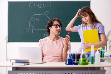 İki kimyagerler Öğrenciler sınıfta 