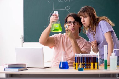 İki kimyagerler Öğrenciler sınıfta 