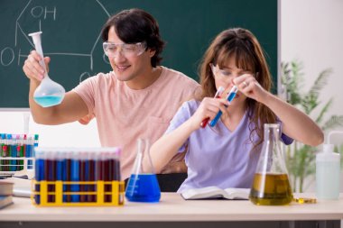 İki kimyagerler Öğrenciler sınıfta 