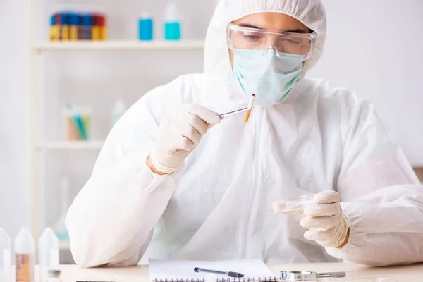 Joven criminólogo experto trabajando en el laboratorio —  Fotos de Stock