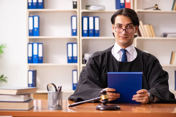 Juiz bonito jovem que trabalha no tribunal — Fotografia de Stock