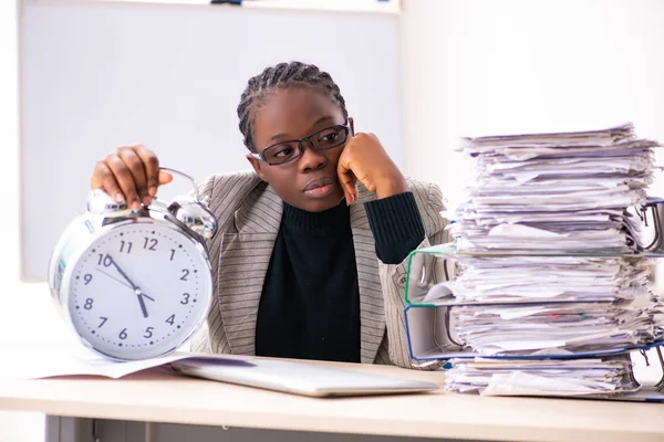 Negro mujer empleado infeliz con excesivo trabajo —  Fotos de Stock