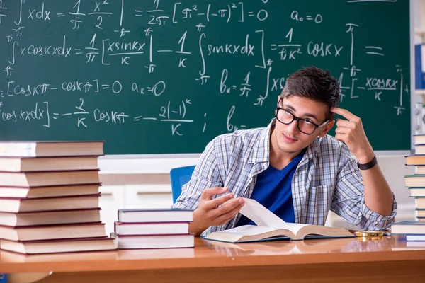 Genç erkek öğrenci okulda matematik