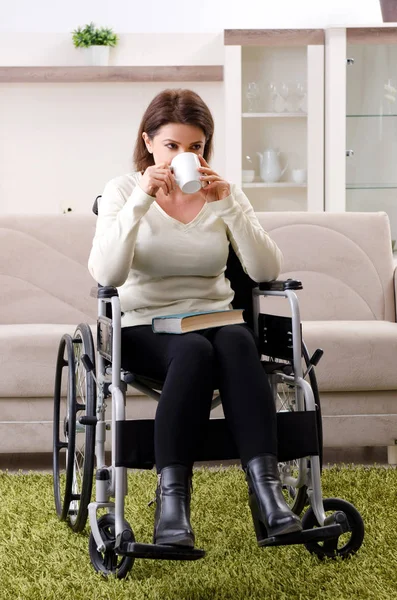 Frau im Rollstuhl zu Hause — Stockfoto