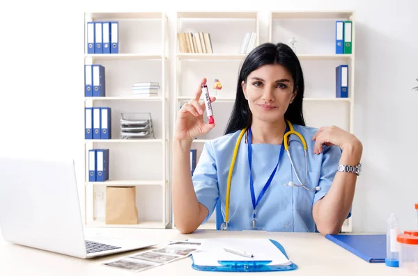 Média idade médica trabalhando na clínica — Fotografia de Stock