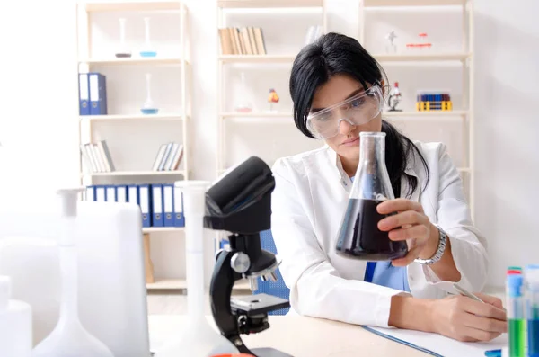 Química femenina trabajando en el laboratorio —  Fotos de Stock