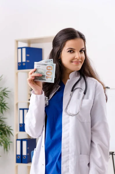 Ärztin arbeitet in der Klinik — Stockfoto