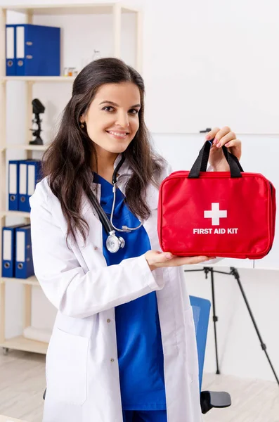 Medico femminile nel concetto di pronto soccorso — Foto Stock