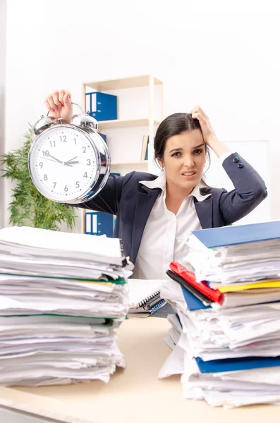 Impiegata donna con troppo lavoro in ufficio — Foto Stock