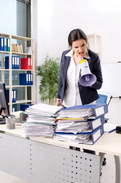 Funcionário feminino com muito trabalho no escritório — Fotografia de Stock