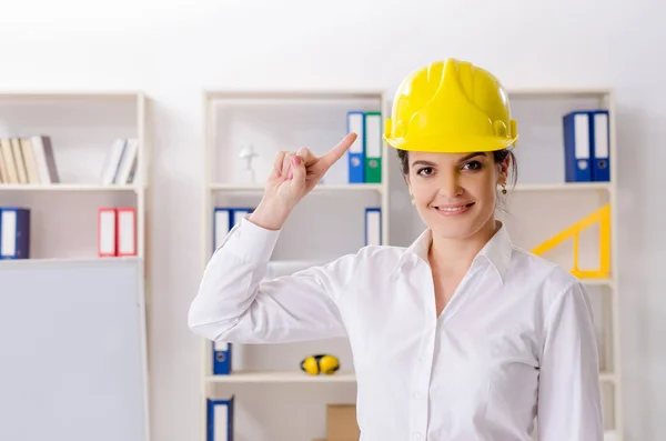 Architecte féminine travaillant dans le bureau — Photo