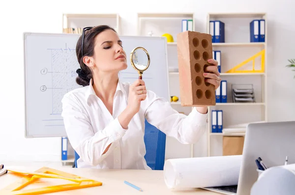 Female architect working in the office — Stock Photo, Image