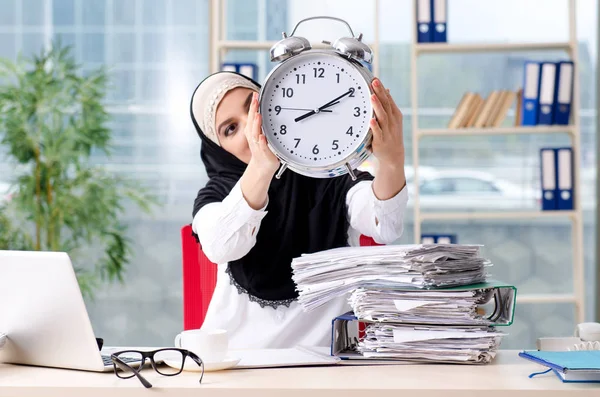 Mujer musulmana empleada que trabaja en la oficina —  Fotos de Stock