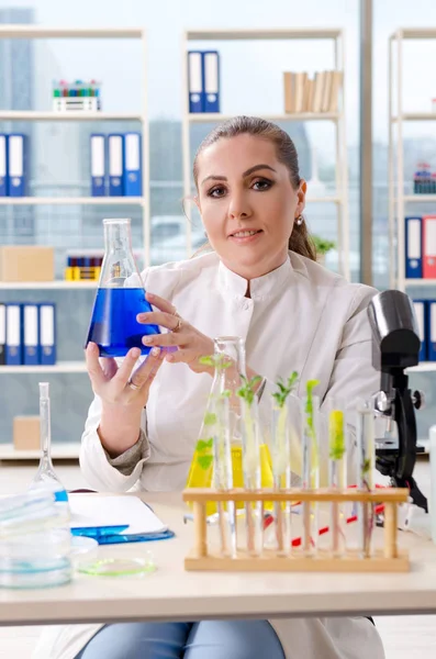 Química científica biotecnológica femenina trabajando en el laboratorio — Foto de Stock