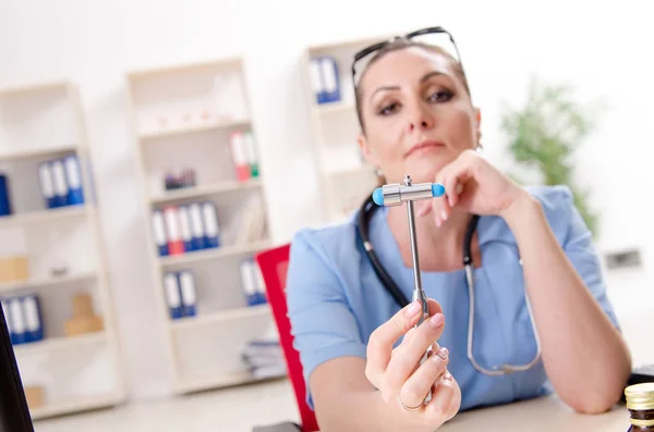 Neurólogo médico femenino que trabaja en la clínica — Foto de Stock