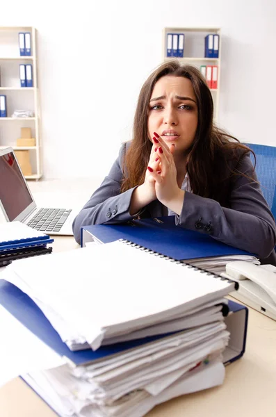 Giovane dipendente donna infelice con il lavoro eccessivo — Foto Stock