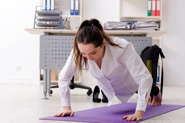 Impiegata che fa esercizi sportivi in ufficio — Foto Stock