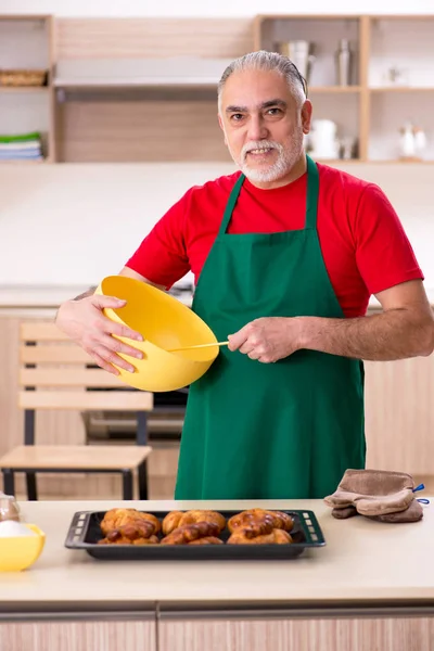 Régi férfi baker dolgozik a konyhában — Stock Fotó