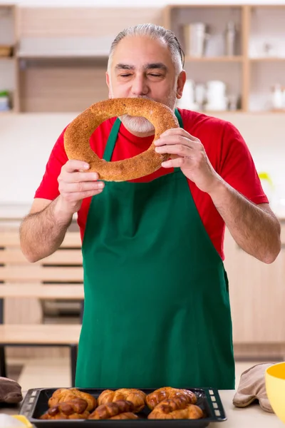 Starý muž baker práci v kuchyni — Stock fotografie