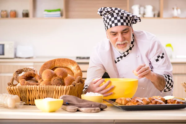Viejo panadero trabajando en la cocina —  Fotos de Stock