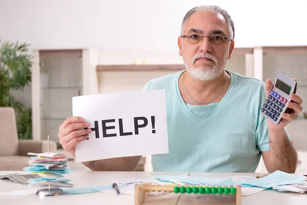 Bütçe planlama konseptinde beyaz sakallı yaşlı adam — Stok fotoğraf