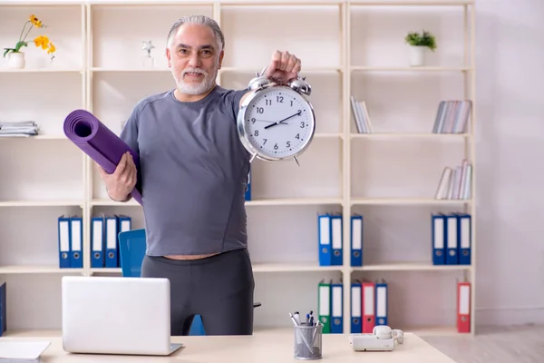 Fehér szakállas öreg ember alkalmazott gyakorlatok az irodában — Stock Fotó