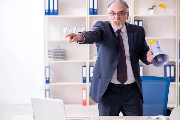 Bianco barbuto vecchio imprenditore dipendente infelice con eccessivo wo — Foto Stock