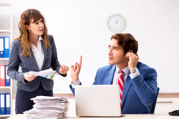 Empleado sordo usando audífono hablando con el jefe — Foto de Stock